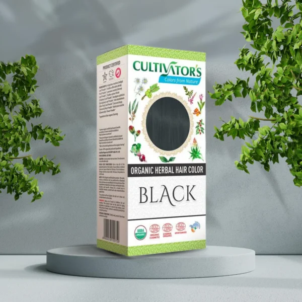 Pureday En æske med Cultivators Henna hårfarve Sort 100g økologisk urte-hårfarve, vist på en piedestal med grønne buske i baggrunden, fremhæver dets naturlige ingredienser og markedsføres under Pureday-mærket.