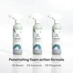 Pureday Tre flasker rengøringsspray mærket "Fjerner menstruationspletter på tøj, sengetøj og andet" med beskrivelsen "penetrating foam action formula" og "0% blegemiddel, 0% ammoniak, 0% fosfat".