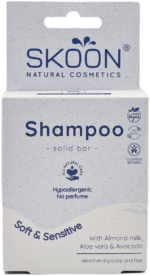 Pureday Billede af Skoon shampoo bar - Sensitiv hypoallergen æske, designet med velvære og helbred i tankerne. Det er allergivenligt og parfumefrit og indeholder naturlige ingredienser som mandelmælk, aloe vera og avocado. Den hvide emballage viser blå tekst og viser dens veganske certificeringer.