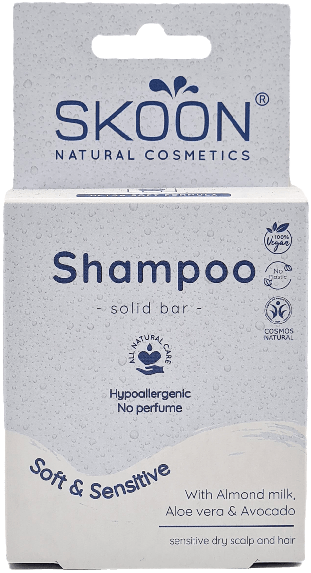 Pureday Billede af Skoon shampoo bar - Sensitiv hypoallergen æske, designet med velvære og helbred i tankerne. Det er allergivenligt og parfumefrit og indeholder naturlige ingredienser som mandelmælk, aloe vera og avocado. Den hvide emballage viser blå tekst og viser dens veganske certificeringer.