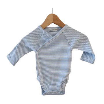 Pureday En babys Lækker bomulds dragt baby - Blå hængende på en træbøjle mod en almindelig hvid baggrund, perfekt til den økologi-bevidste forælder.