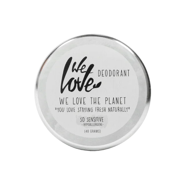 Pureday En cirkulær Økologisk deodorant Creme - So Sensitive beholder med en grå og hvid etiket. teksten "vi elsker deodorant vi elsker den planet, du elsker at holde sig frisk naturligt" og "så følsom • hypoallergen".
