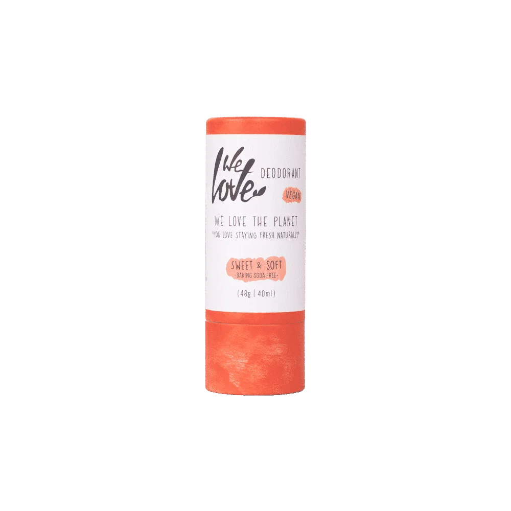 Pureday En cylindrisk Økologisk deodorantstick med hvid etiket og orange bund. Etiketten har tekst, der siger "vi elsker planeten", "sød og blød" og "nul bagepulver." Fås hos Mat.