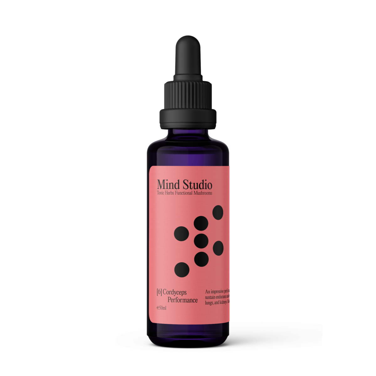 Pureday En mørk glasdråbeflaske med en lyserød etiket med sorte prikker lyder "Mind Studio - Maitake Økologisk Svampe ekstrakt" og fremhæver "Cordyceps" for "Performance" i en volumen på 60 ml, som komplementerer skandinavisk dyrkede svampesamling perfekt.