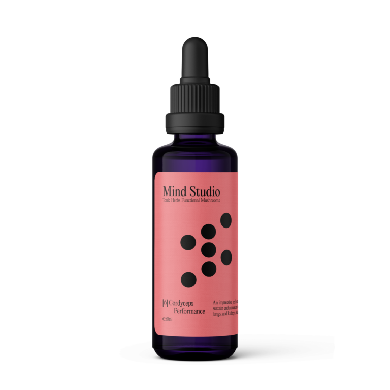 Pureday En mørk glasdråbeflaske med en lyserød etiket med sorte prikker lyder "Mind Studio - Maitake Økologisk Svampe ekstrakt" og fremhæver "Cordyceps" for "Performance" i en volumen på 60 ml, som komplementerer skandinavisk dyrkede svampesamling perfekt.