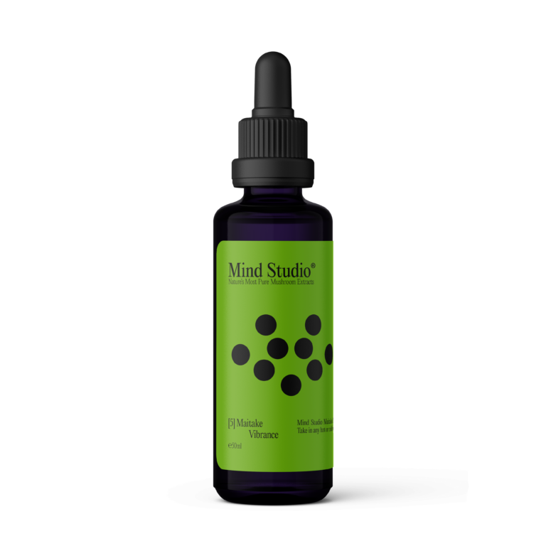 Pureday En mørk dråbeflaske med en grøn etiket, hvor der står "Mind Studio" og "Miracle Vibrance", med sorte prikker. Dets minimalistiske design komplementerer skandinavisk elegance og rummer Mind Studios potente Maitake Økologisk Svampe ekstrakt, lavet af omhyggeligt dyrkede lokale svampe.